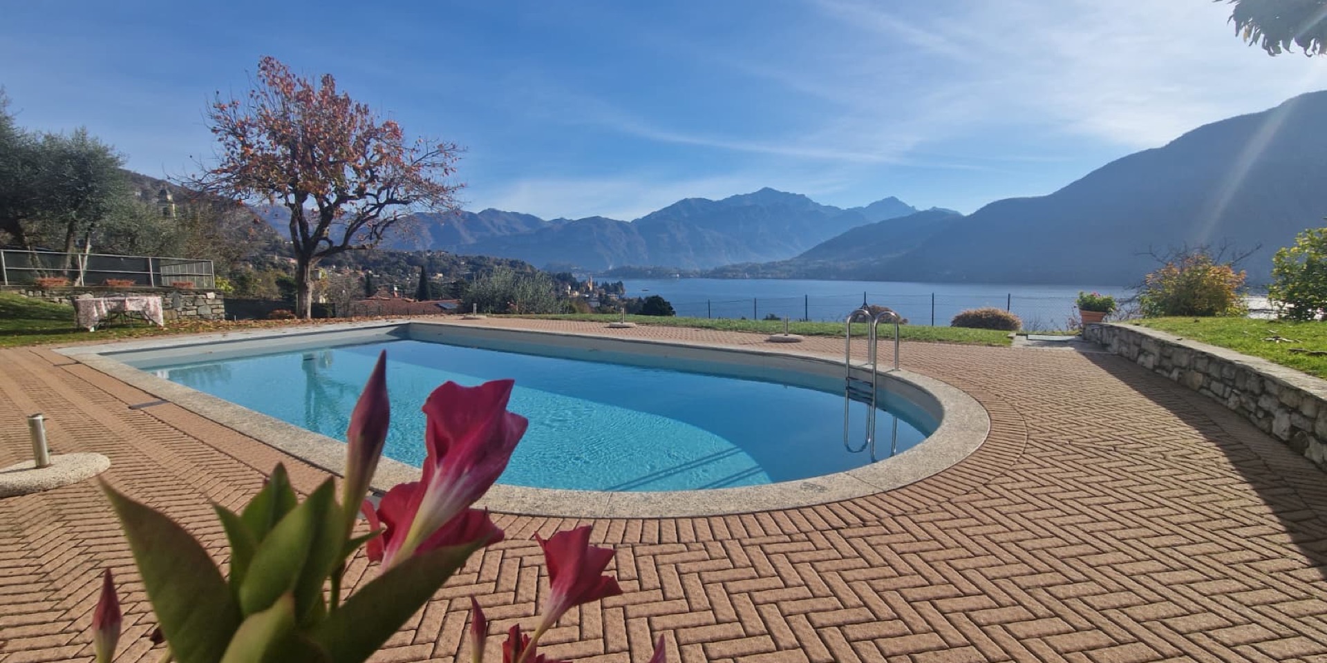Piscina a sfioro con vista panoramica sul Lago di Como e sulle montagne della Tremezzina.