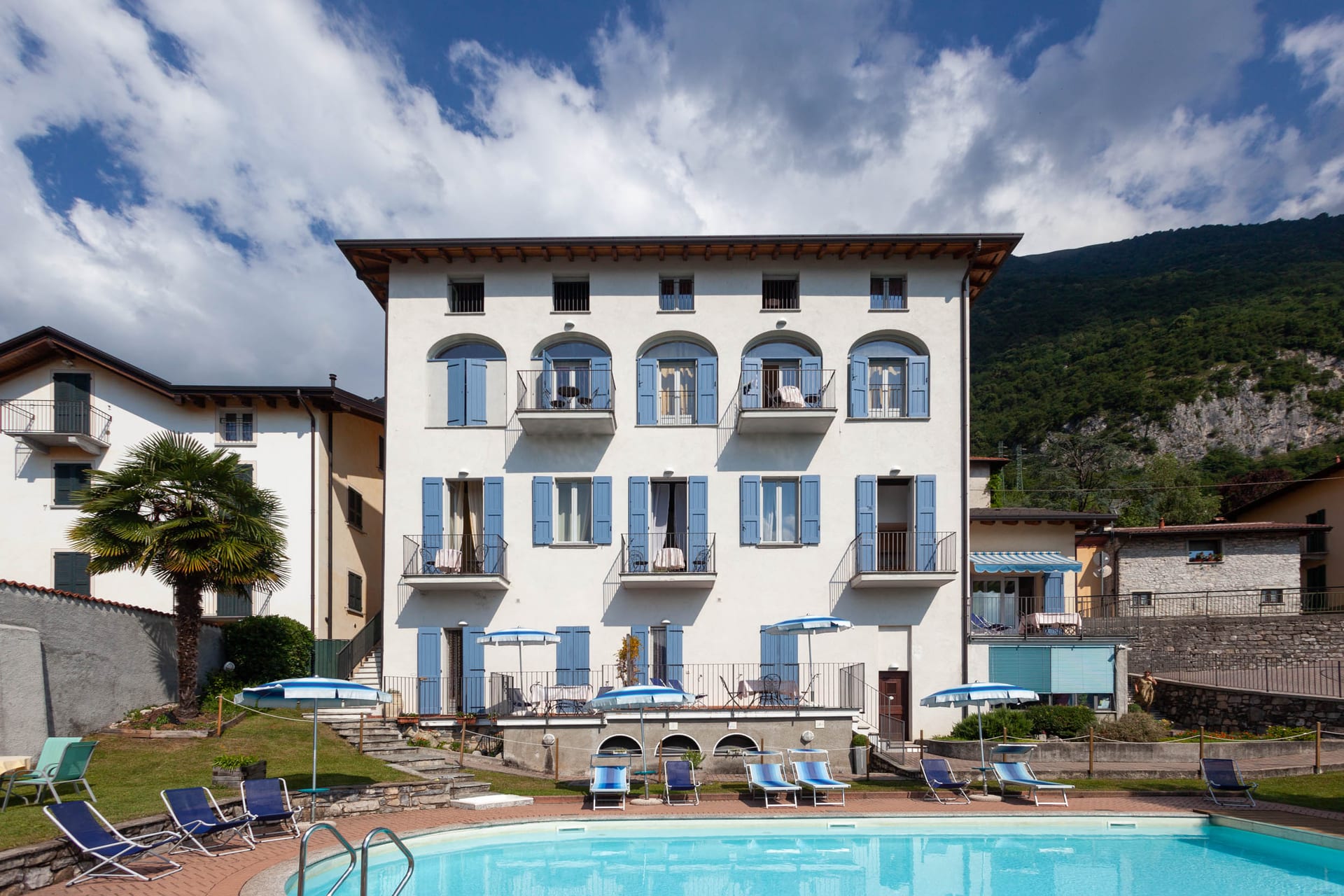 Residence Celeste a Tremezzina con piscina panoramica e vista sul Lago di Como in una giornata di sole.