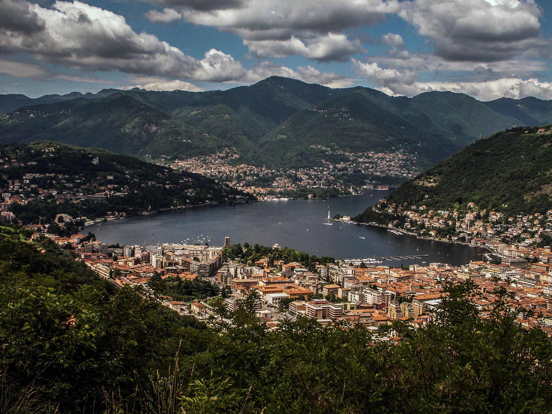 Vista aerea della città di Como e del ramo occidentale del lago, il punto da cui si prosegue verso la sponda ovest