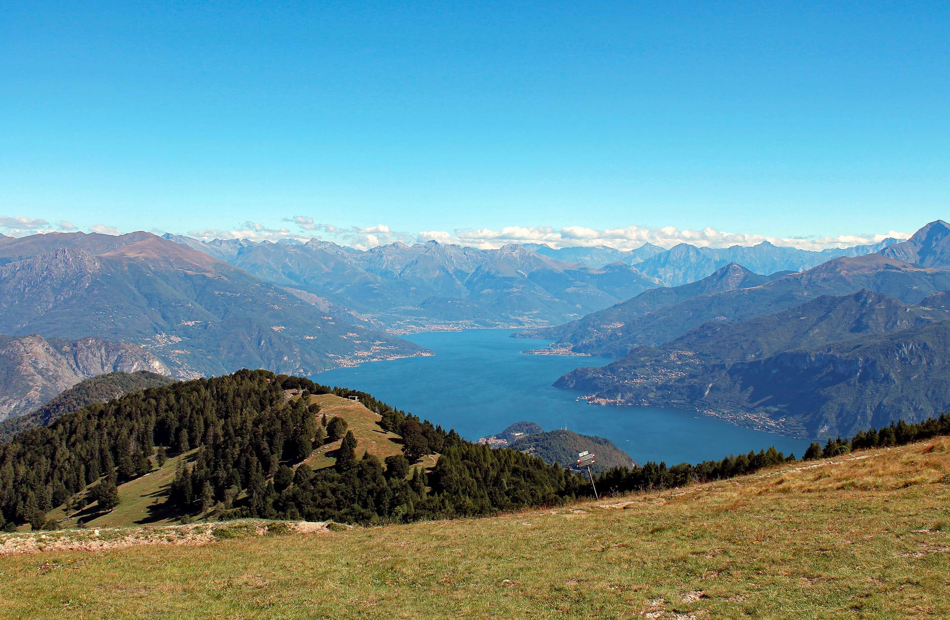 Vista dall'alto sul Lago di Como dai prati in quota del Monte San Primo